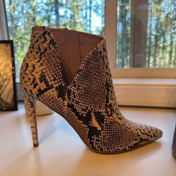 Steve Madden snake skin ankle booties! Perfect for any season 💃 - Picture 3 of 8
